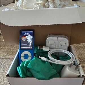 Apple ipod 5th Generation 16gb Blue Nano MINT!